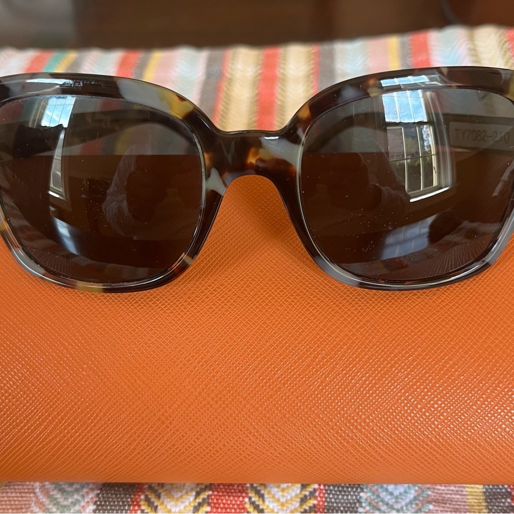 Tory Burch brown lenses, tortoise frames, gold embellishment. Case kept.